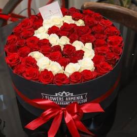 Коробка с красными и белыми розами