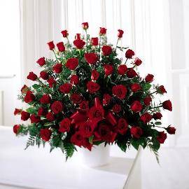 Траурная корзина 150 красных роз
