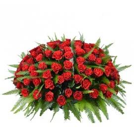 Траурная корзина 200 красных роз